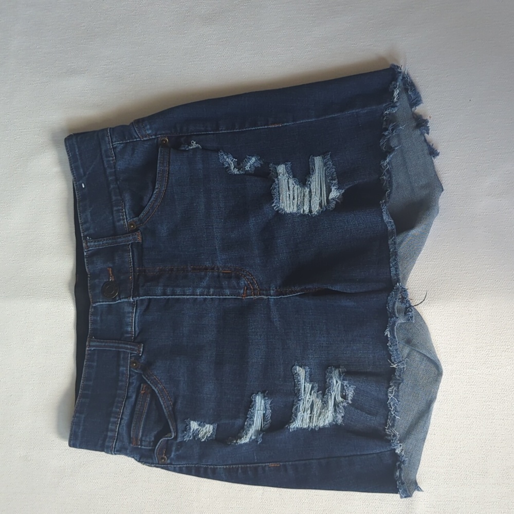 New York & Company Blue Curvy Sculpting Short Distressed 5 Pockets Size 8